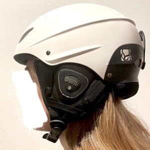 Ski/snowboard helmet with built-in speakers.